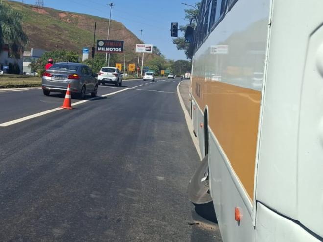 Roda se soltou de um ônibus escolar e atingiu duas pessoas em um ponto de ônibus, perto da Estação Ferroviária em Ipatinga 