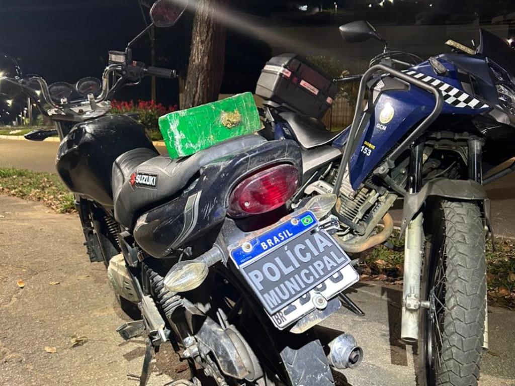 Abordagem ocorreu durante patrulhamento preventivo; indivíduo transportava uma barra de maconha e alegou não saber para quem entregaria 