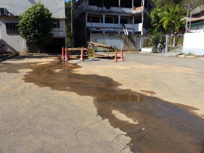 Residentes afirmaram que a Copasa já compareceu várias vezes ao local, mas ainda não há solução 