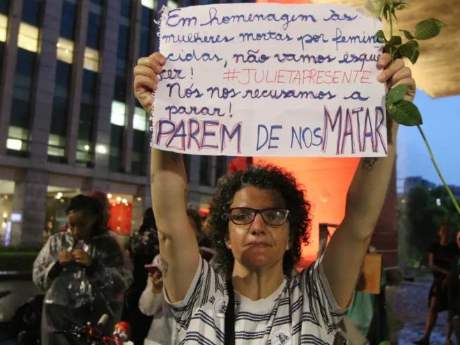 Dados do Relatório Anual Socioeconômico da Mulher (Raseam) apontam que, em 2024, foram registrados 1.450 feminicídios e 2.485 homicídios dolosos de mulheres e lesões corporais seguidas de morte.