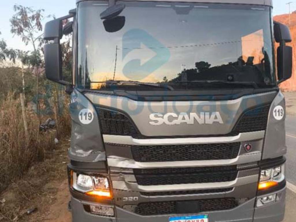 Condutor alegou que não teve tempo de parar o caminhão e evitar a colisão com a moto 