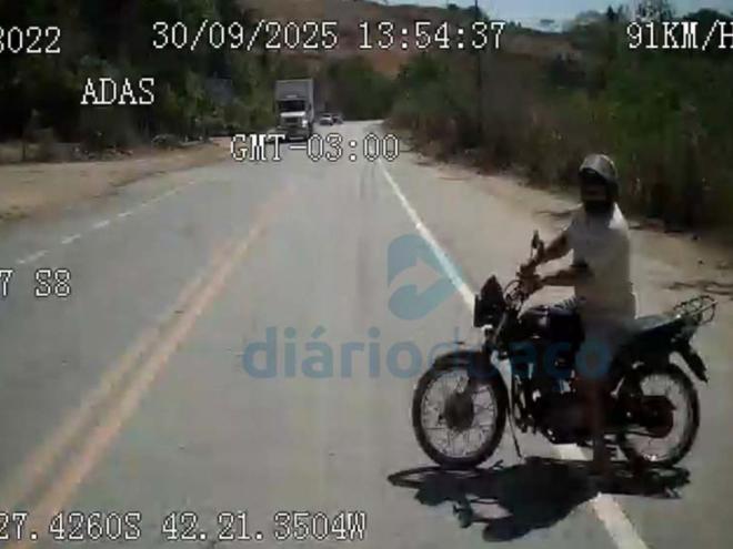 Câmera instalada na cabine do caminhão registrou a dinâmica do acidente, quando motociclista saiu da lateral da pista para a travessia