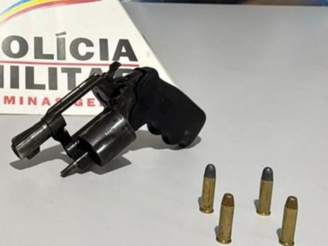 Com o homem foi apreendido esse revólver 38, Rossi, que ele alegou ter achado 