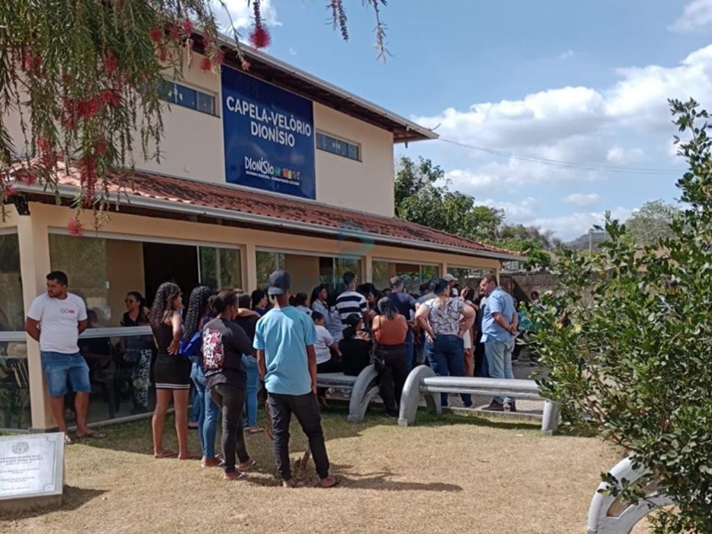 O velório do corpo da vítima atraiu muitos amigos e familiares na tarde desta quinta-feira