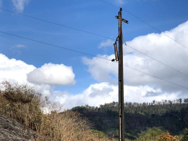 Poste danificado pelo incêndio