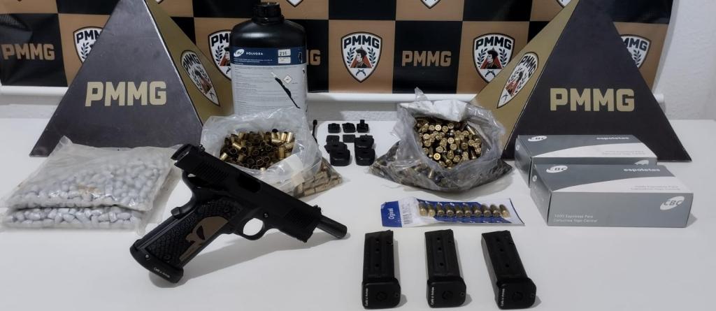 Armamento e artefatos apreendidos em cumprimento de mandado de busca e apreensão em Timóteo 