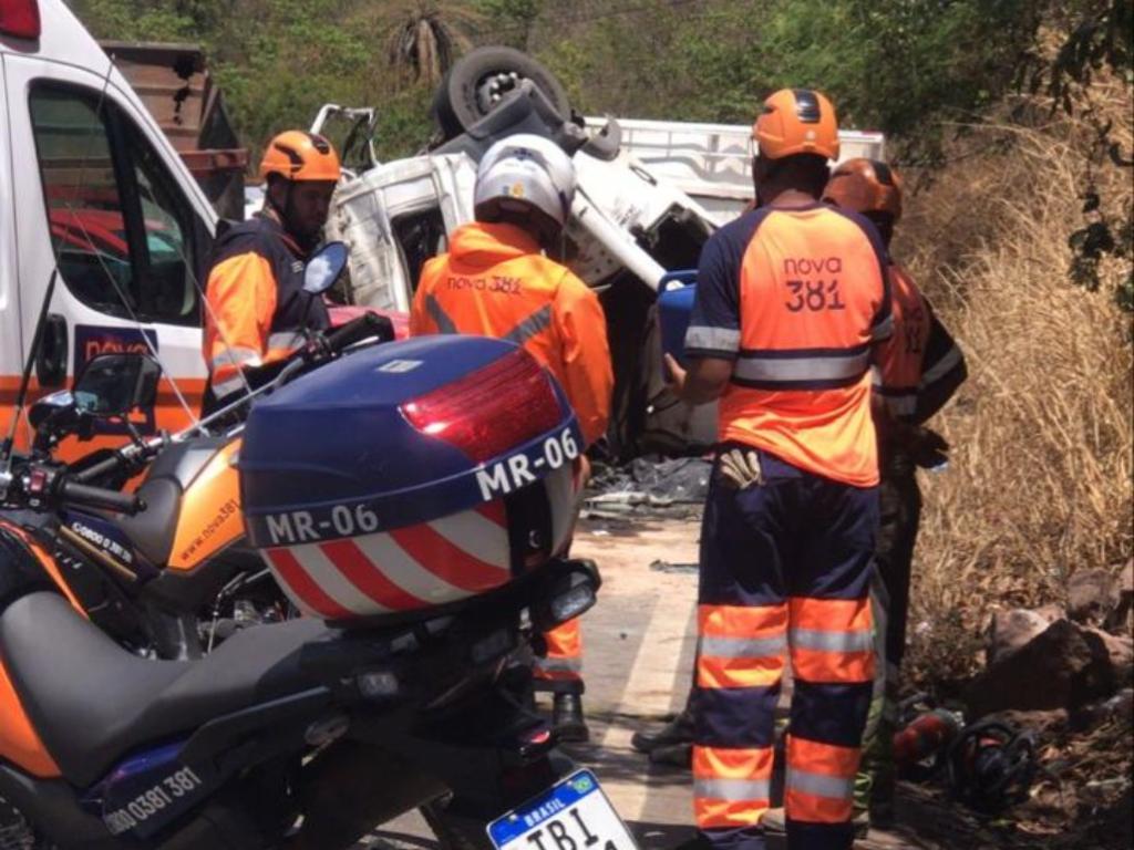 Socorristas atuam na área da catástrofe no trecho da BR-381 em Sabará 