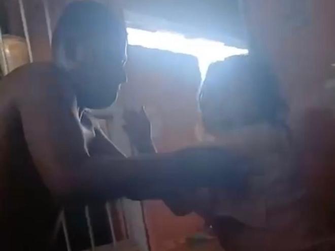 No vídeo que circulou na internet, o indivíduo agride a vítima e repete: ''Cadê o meu dinheiro?''