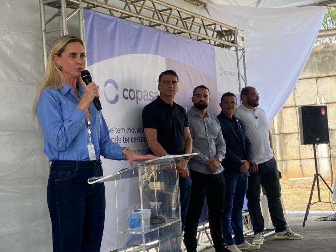 Diretora de operações da Copasa, Laura Petri, reforçou os laços da empresa com os clientes e representantes do município de Timóteo no evento