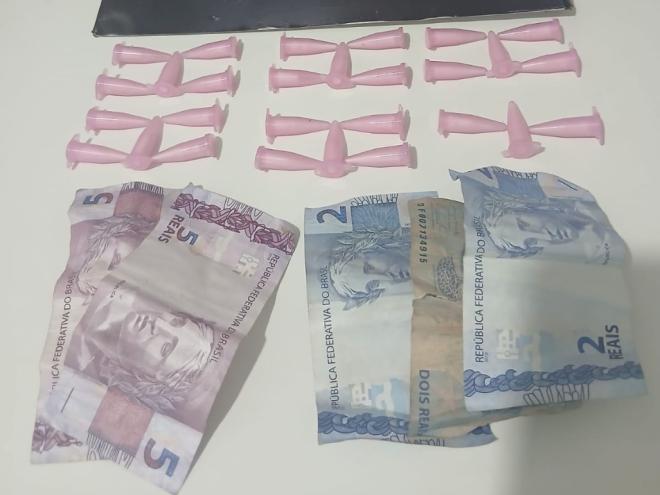 Traficante deparou-se com equipes da PM, tentou fugir, mas foi cercado e preso com esse material 