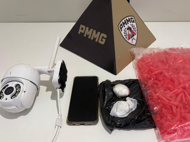 No imóvel, que seria um dos locais de encontro de membros de uma gangue foram recolhidos mais entorpecentes e outros equipamentos 