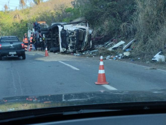 Veiculo foi destombado e, quando era rebocado, tombou novamente, atingiu outro caminhão, derramou óleo na pista e a rodovia voltou a ser fechada no começo da noite 