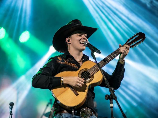 Cantor, compositor e violeiro Hyuri Luna, de Ipatinga