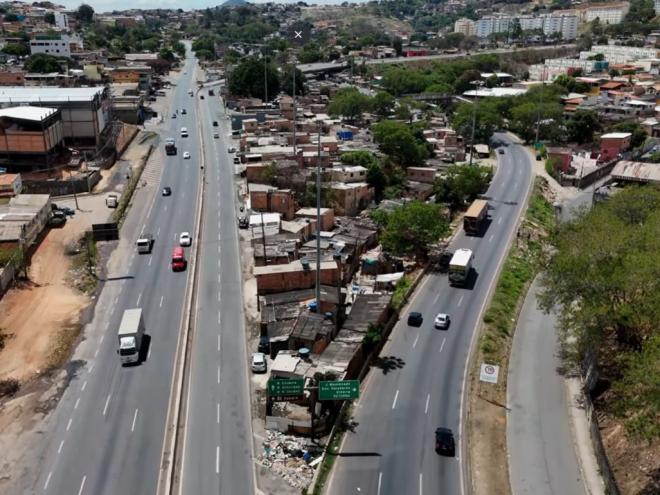Toda essa área invadida entre as pistas da BR-381, no trevo de Sabará precisa ser desocupada 