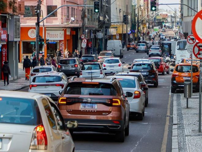 A nível nacional, os deslocamentos por automóvel, por ônibus, a pé e por motocicleta correspondem a 87,9% da mobilidade para o trabalho 