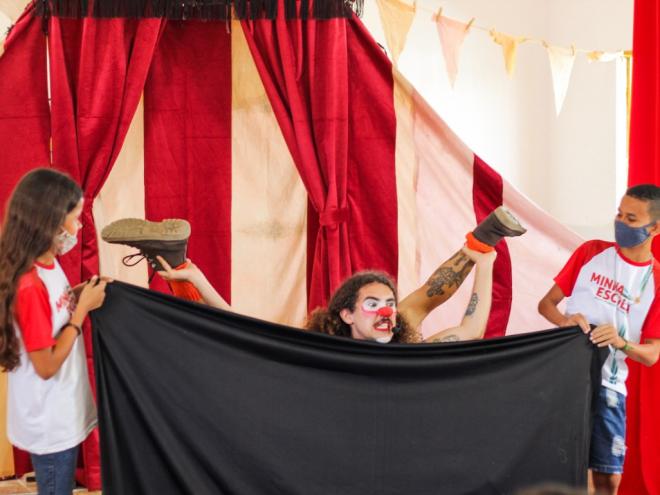 Espetáculo infantil mistura circo, teatro e dança e muita diversão no palco