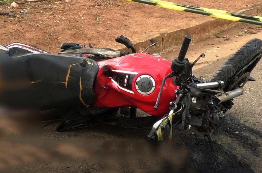 Motocicleta em que as vítimas trafegavam sentido a Dom Cavati 
