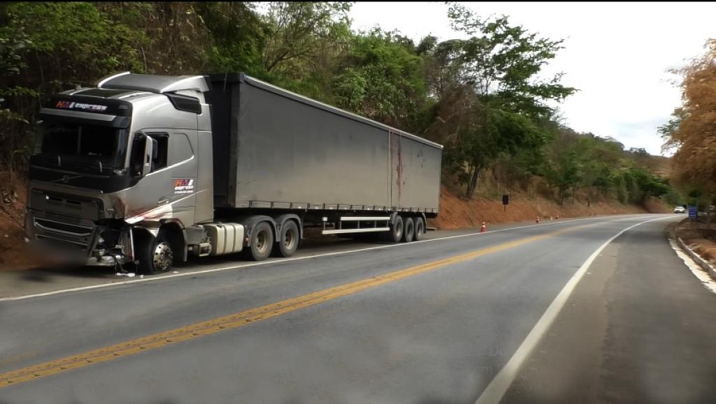 Volvo com a carreta parou a mais de 200 metros do local do impacto com a motocicleta 