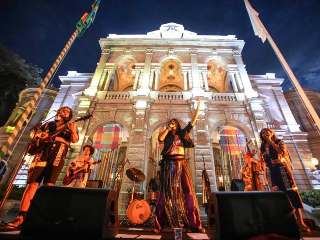 Grupo Circo Marimbondo apresenta o show ''O Trem Azul''