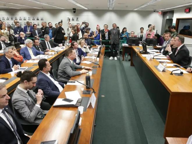Deputados votaram com o relator, que argumentou não ter visto quebra de decoro na atuação de Eduardo Bolsonaro nos Estados Unidos, contra autoridades brasileiras