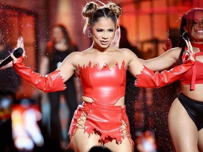 A cantora Lexa vestida com uma das peças confeccionadas pelo estilista