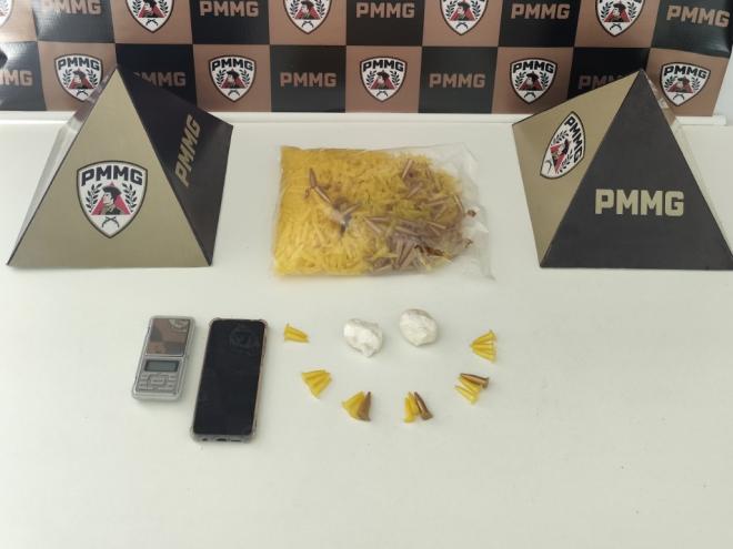 Diversas porções de maconha, crack, cocaína e haxixe foram apreendidas