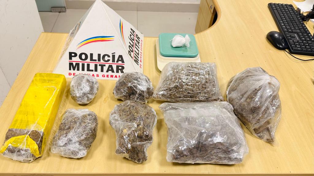 Material apreendido no Morro do Cruzeiro; um envolvido foi preso e outro fugiu 