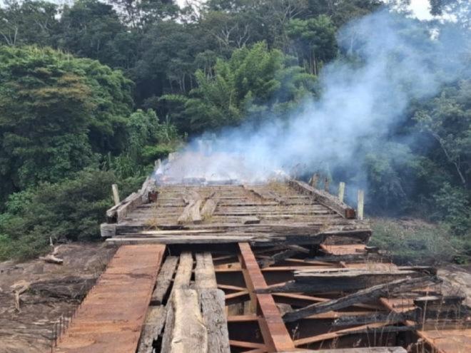 Novo incêndio nos dormentes que restaram sobre estrutura de aço foi provocado por criminosos em junho deste ano; os autores do crime nunca foram descobertos 