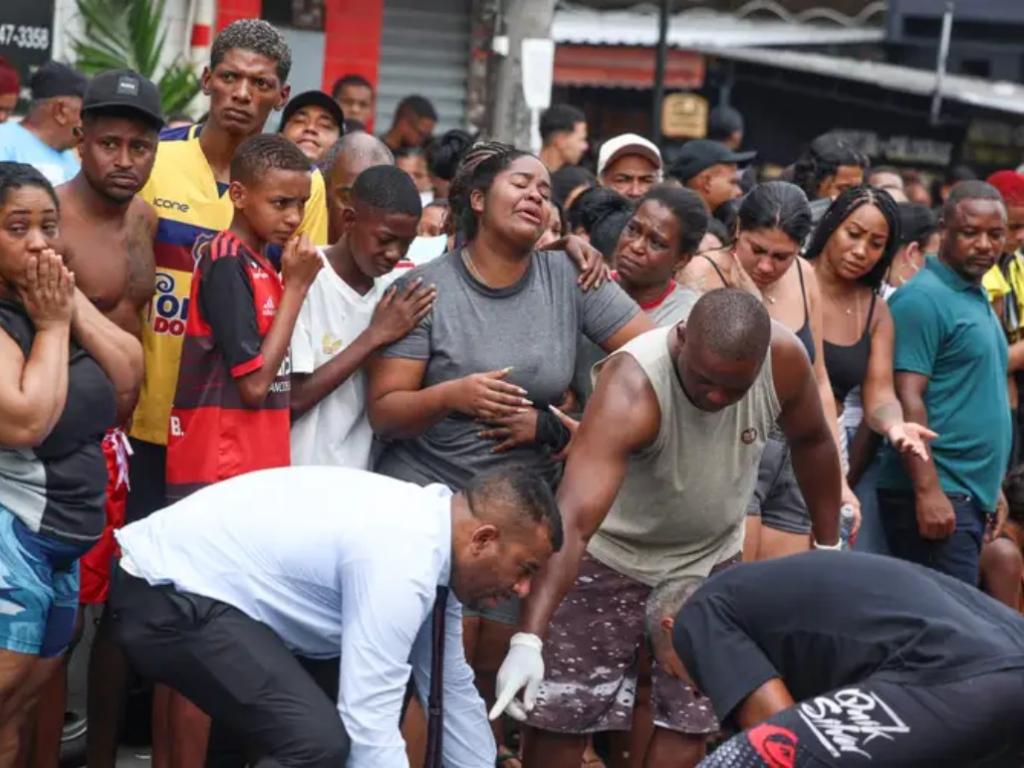 Dezenas de corpos são trazidos por moradores para a Praça São Lucas, na Penha, zona norte do Rio de Janeiro. Operação Contenção.