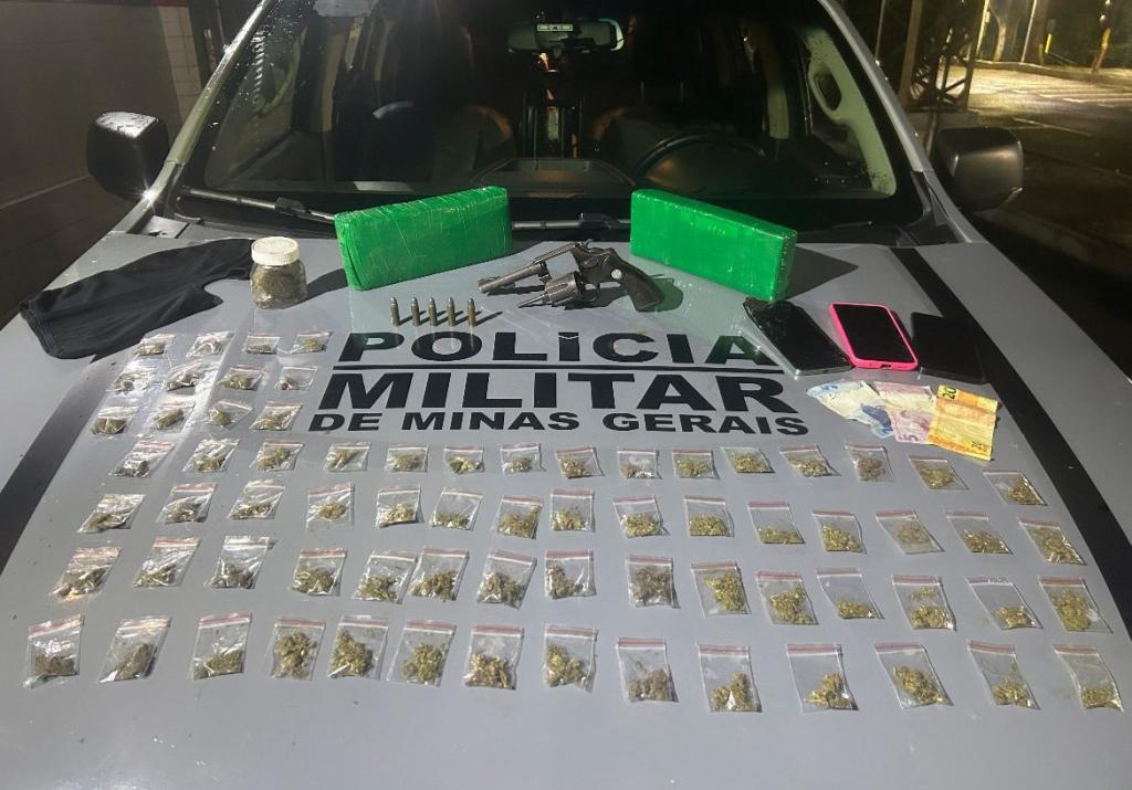 Material apreendido com o homem no bairro Santa Cruz 