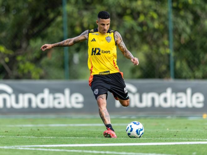 Guilherme Arana estará de volta ao time após cumprir suspensão