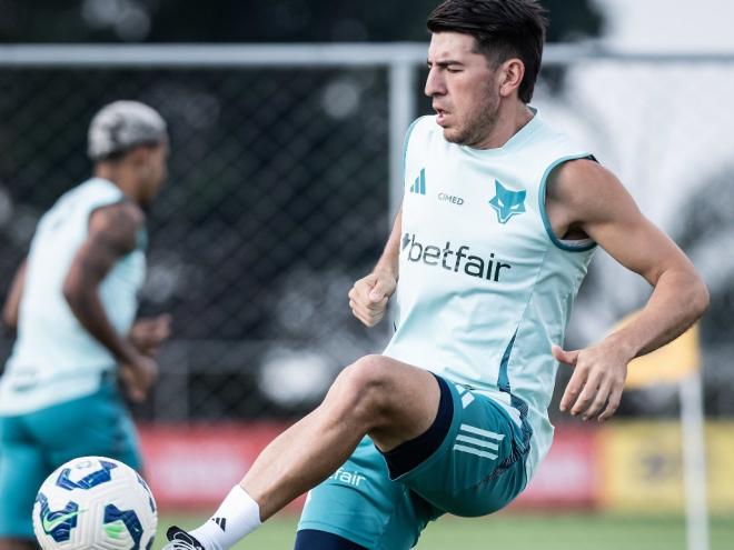 Zagueiro Villalba está de volta ao time após cumprir suspensão