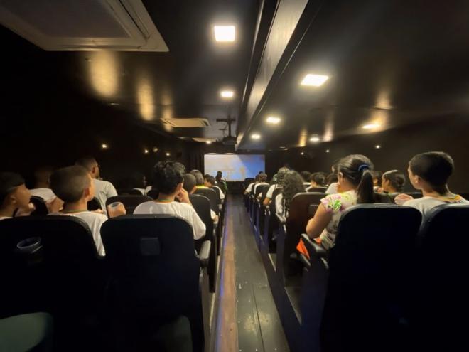 A carreta cinema passa por oito cidades do estado até 2/12