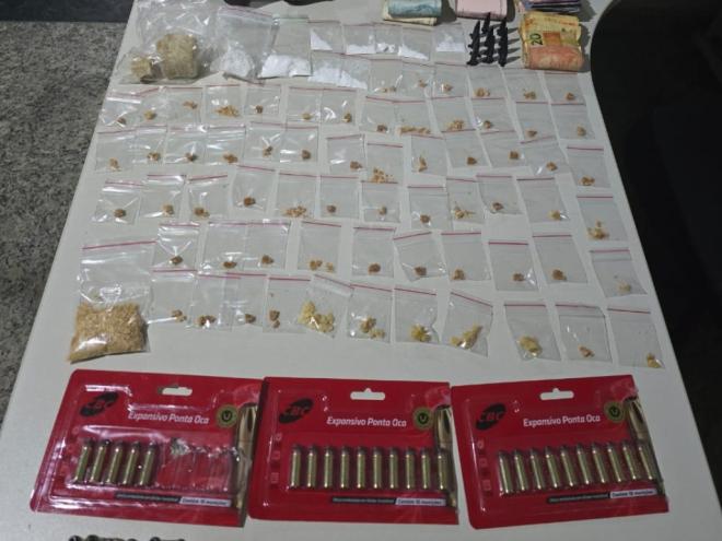 Munição calibre 32, pedras de crack prontas para a venda no varejo, pedras maiores ainda a serem fracionadas e porções de cocaína estão entre os materiais apreendidos