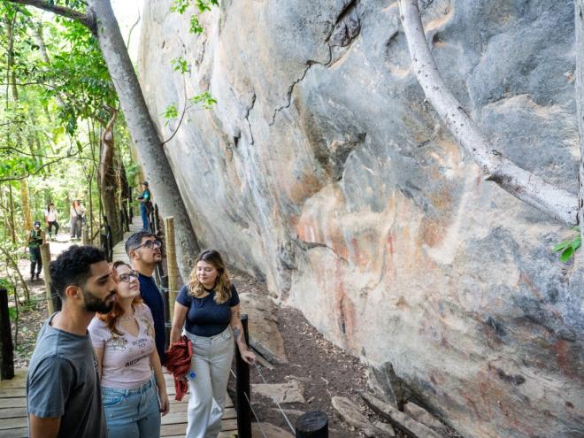 Foi criado uma passarela de madeira para que visitantes possam observar as pinturas sem tocar na formação rochosa