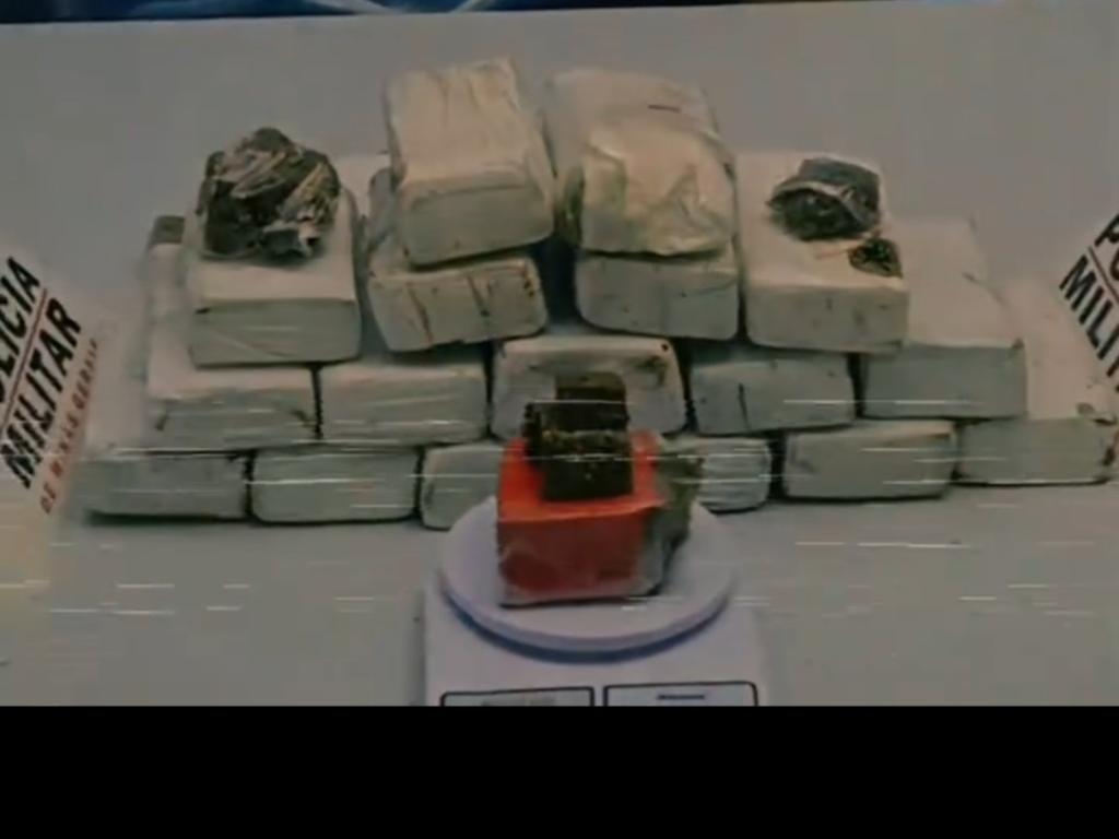 Droga pesou aproximadamente 20 quilos e dois envolvidos com o tráfico foram presos 