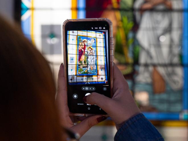 Os vitrais da nova matriz de Bom Jesus do Matozinhos acrescentam charme a igreja