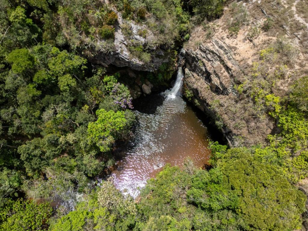 A cachoeira do Remanso tem um grande poço de água, em sua grande parte, de pouca profundidade