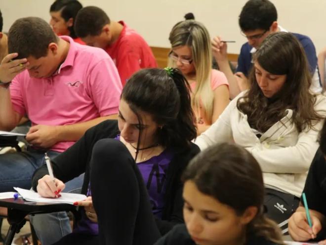 A aplicação das provas acompanha o horário de Brasília; Pontualmente, os portões abrem às 12h e se fecham às 13h