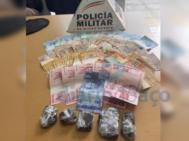O dinheiro e as porções de droga apreendidos com o casal abordado pela PM