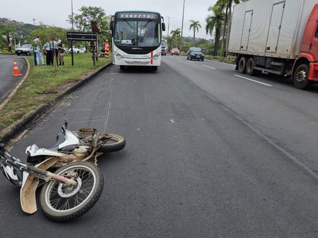 Indícios apontam que condutor de moto fazia ultrapassagem pela direita, justamente em um local onde havia um ponto de parada do ônibus