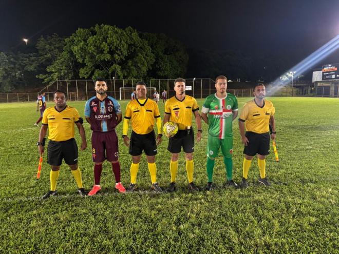 O quarteto de arbitragem comandou com segurança o jogo decisivo, num duelo de dois times disciplinados 