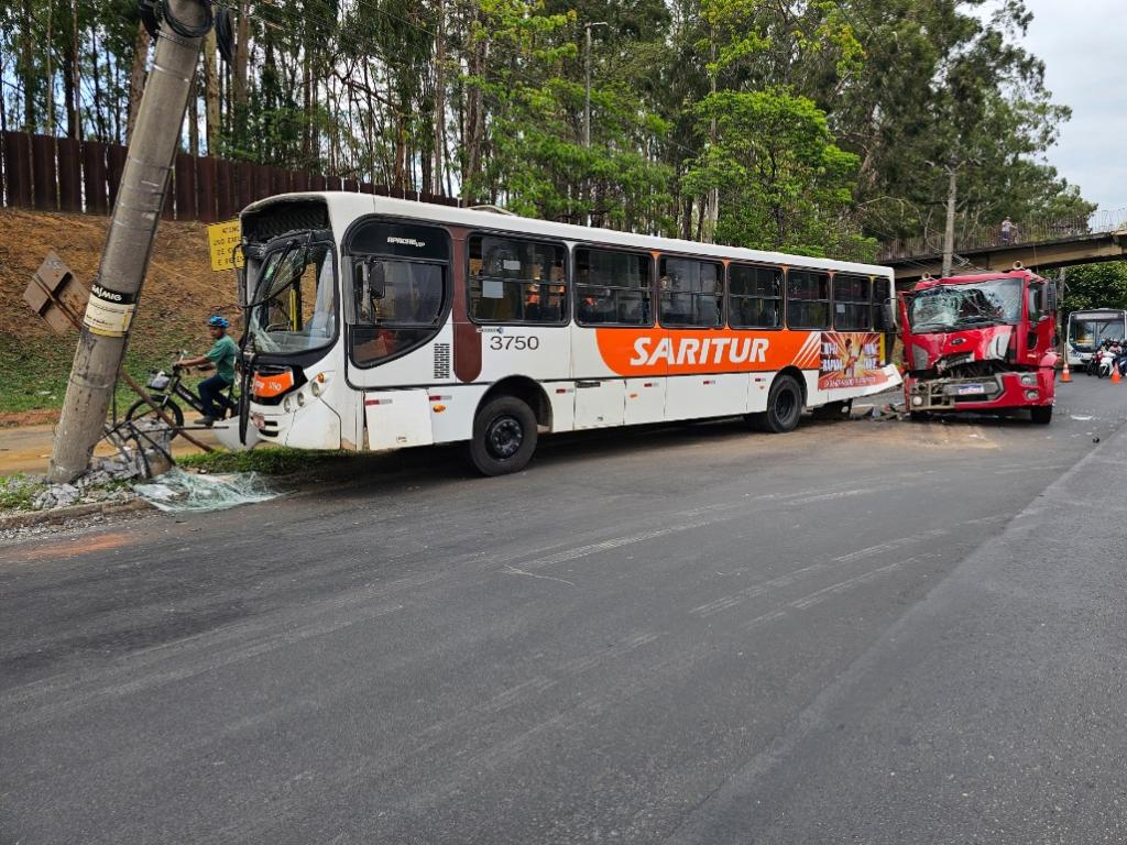 Coletivo foi projetado contra um poste, que ficou tombado, travado pelos cabos da rede elétrica 