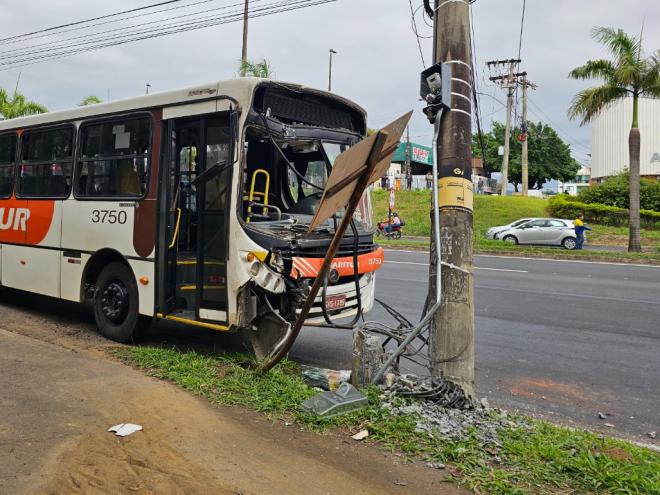 A liberação do tráfego no local do acidente demorou porque as equipes da Cemig precisaram substituir o poste destruído na colisão do ônibus