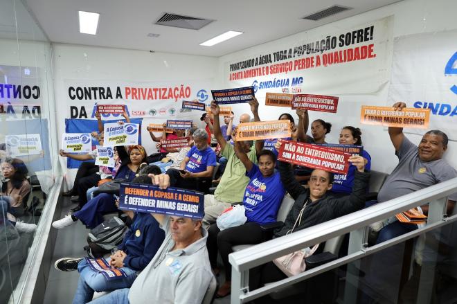 Tramitação do projeto tem sido acompanhada por manifestantes contra a venda da Copasa e criticada pela oposição
