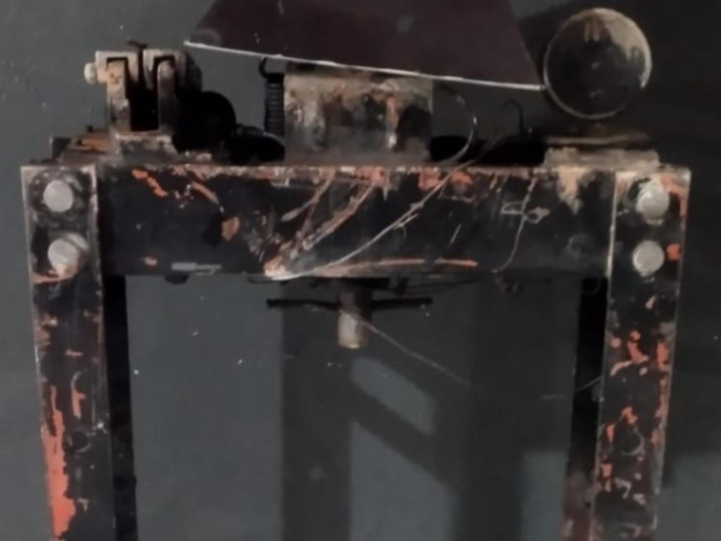 Prensa supostamente utilizada por criminosos para manipular entorpecentes 