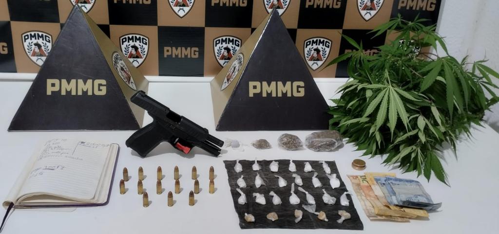 Material recolhido em um matagal, no bairro Ana Rita, em Timóteo, nenhum dos criminosos foi preso 