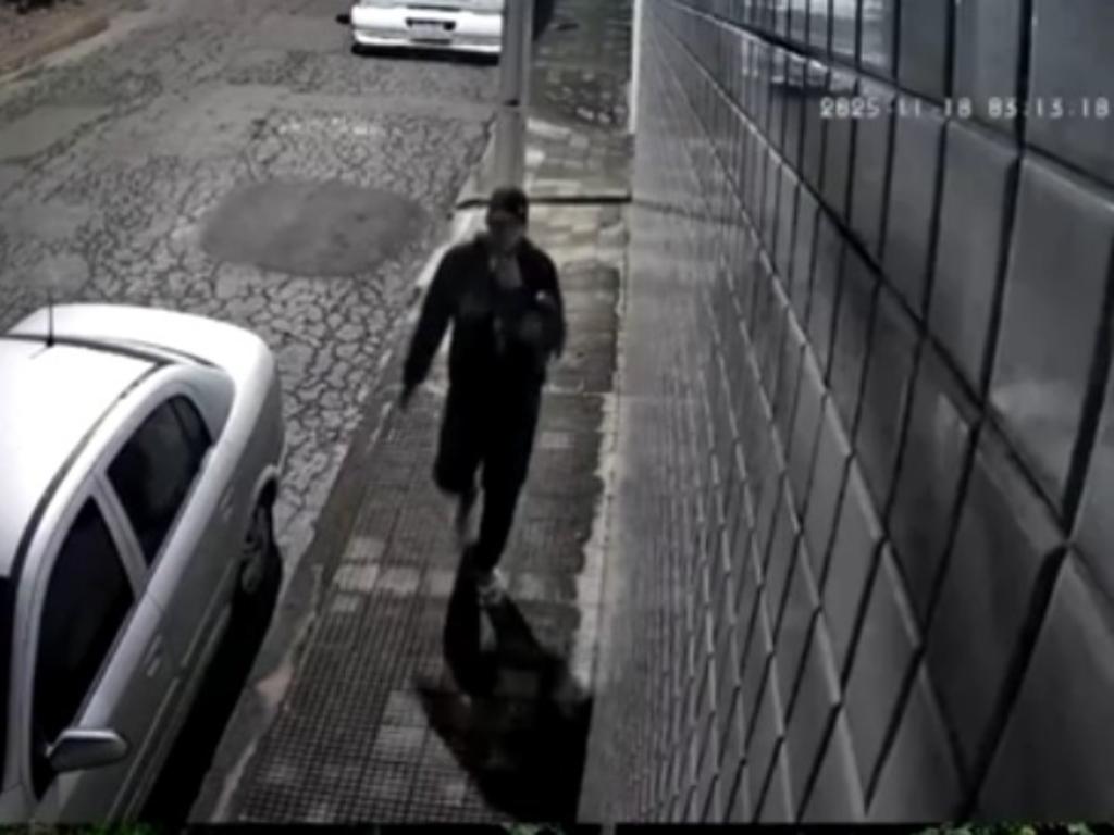 Ladrões se assustaram, quando um deles passou por um sensor de presença e alarme disparou