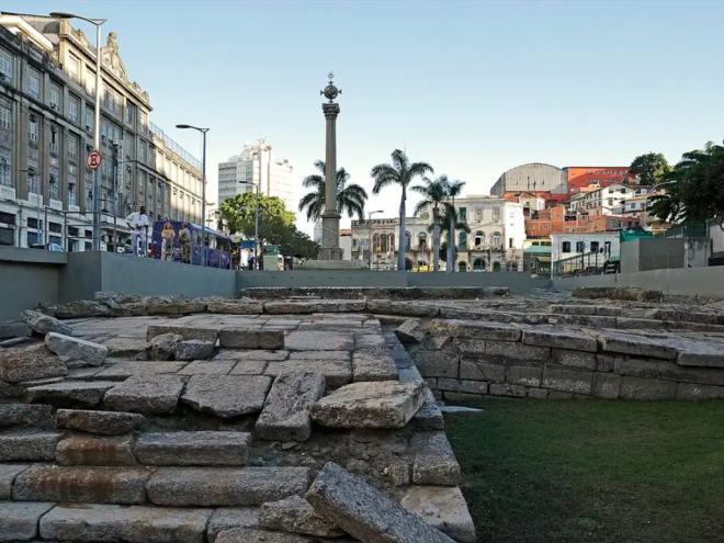 Cais do Valongo (RJ) é considerado o maior porto receptor de africanos escravizados do mundo e o único vestígio material do tráfico negreiro preservado no continente americano