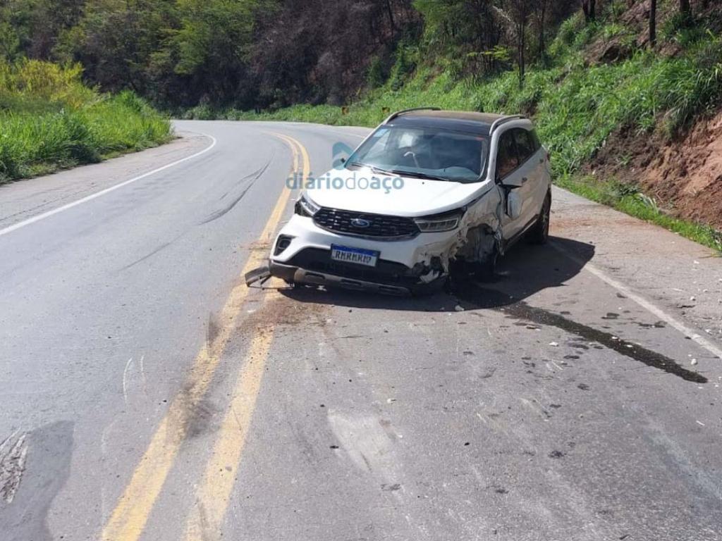 Carro em que viajavam pai e filho de Ipatinga foi atingido pelo caminhão que descia esse trecho da BR-262, invadiu a contramão e tombou 